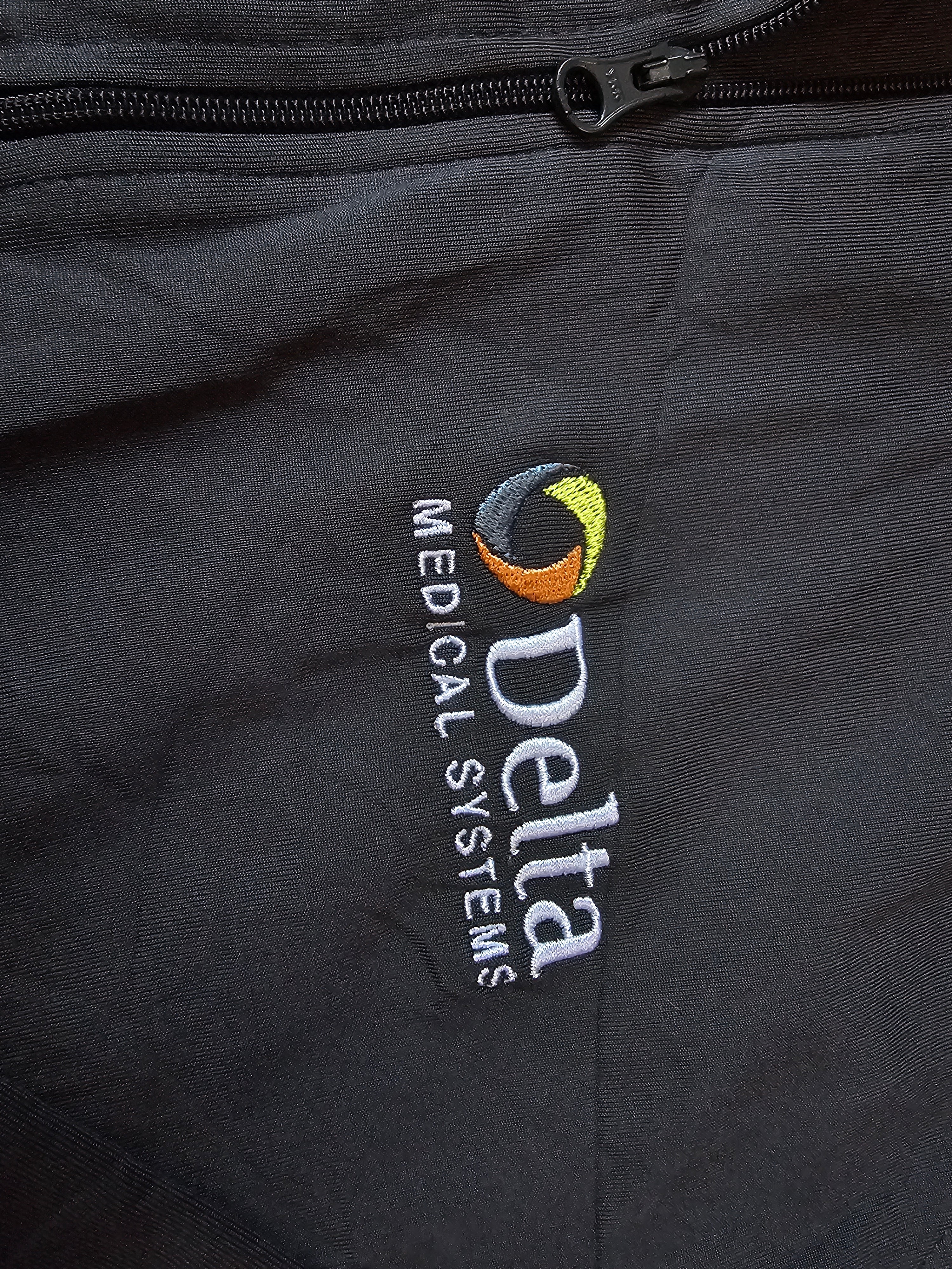 Polera Técnica Half-Zip – Edición Delta Medical